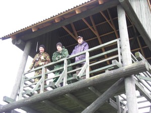 Komanda "Naktsputni" Lubāna dienvidu dambja tornī.  Foto P. Strautiņš