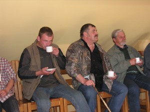 Kārlis Millers, Valdis Roze un Guntis Graubics (komanda "Trīs sivēntiņi") noslēguma pasākumā.  Foto P. Strautiņš