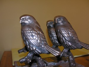 Uzvarētāju balvas - metālmākslinieka Anda Egles gatavotie apodziņi.  Foto P. Strautiņš