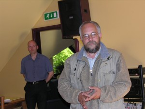 Māris Strazds ("M-ērgļi") iepazīstina klātesošos ar komandas novērojumiem un raksturo torni un laika apstākļus.  Foto: P. Strautiņš.