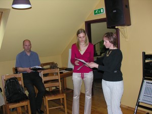 Balvu pasniegšana. No labās - LOB direktore Ilze Vilšķērste, LOB sabiedrisko attiecību koordinatore Ilze Štrausa un A. Zacmanis.  Foto: P. Strautiņš.