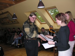 I. Vilšķērste pasniedz balvu Viesturam Vintulim - vienam no komandas "M-ērgļi", kas ieguva "Draudzīgākās komandas" godu.  Foto: P. Strautiņš.