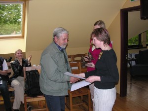 Tiek pasniegta balva vienam no "Torņu cīņu" uzvarētājiem - komandas "Trīs sivēntiņi" dalībniekam G. Graubicam.  Foto: P. Strautiņš.