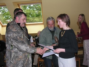 Uzvarētāja balvas pasniegšana V. Rozem ("Trīs sivēntiņi").  Foto: P. Strautiņš.