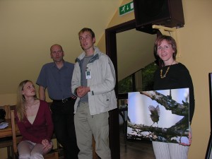 "Torņu cīņu" koordinators Jānis Ķuze (vidū) izsaka pateicību sacensību dalībniekiem un LOB.  Foto: P. Strautiņš.