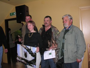 LOB direktore un uzvarētāju komanda "Trīs sivēntiņi".  Foto: P. Strautiņš.