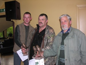 Uzvarētāju komanda "Trīs sivēntiņi" ar balvām.  Foto: P. Strautiņš.