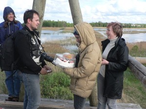 Sedas tornī viesojas LOB delegācija, un pasniedz dzimšanas dienas torti  I. Mārdegai.  Foto: E. Račinskis