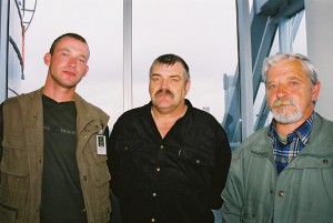 Komanda "Trīs sivēntiņi" sacensību atklāšanā Hansabankas biroja ēkā - vienā no augstākajiem Latvijas "torņiem".  Foto: Valts Kampiņš