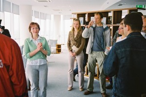 LOB direktore Ilze Vilšķērste (kreisajā pusē) sveic sacensību dalībniekus.  Foto: Valts Kampiņš