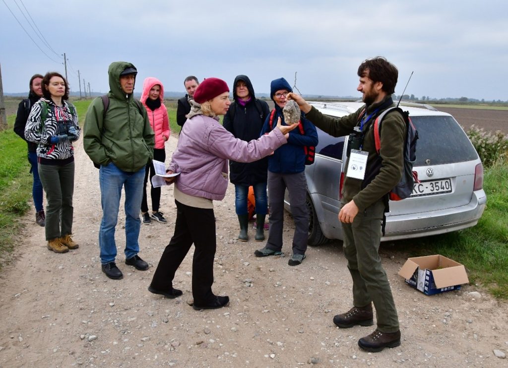 Putnu ekskursijas vadītājs Imants Jakovļevs rāda lietotu somzīlītes ligzdu. Foto: Ilona Gaile